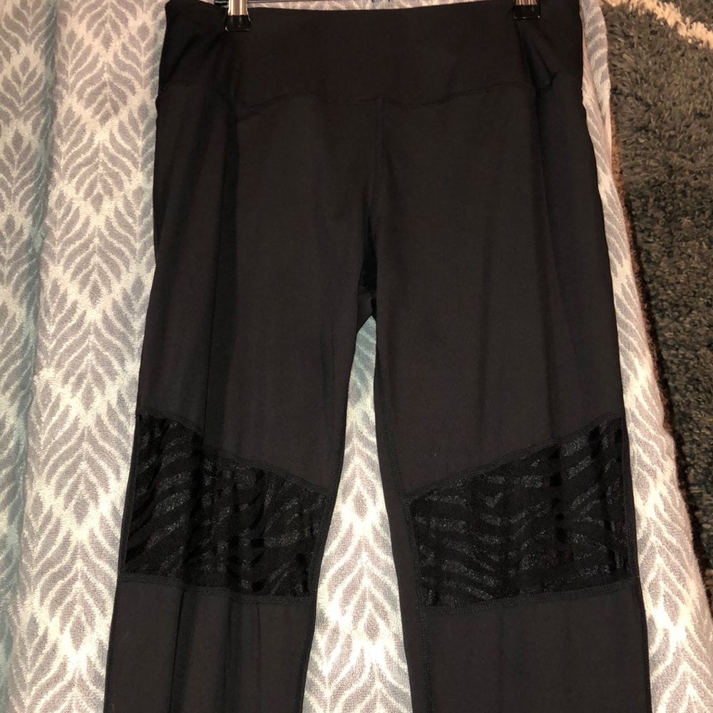 Venus leggings with zebra mesh panels above knee size large